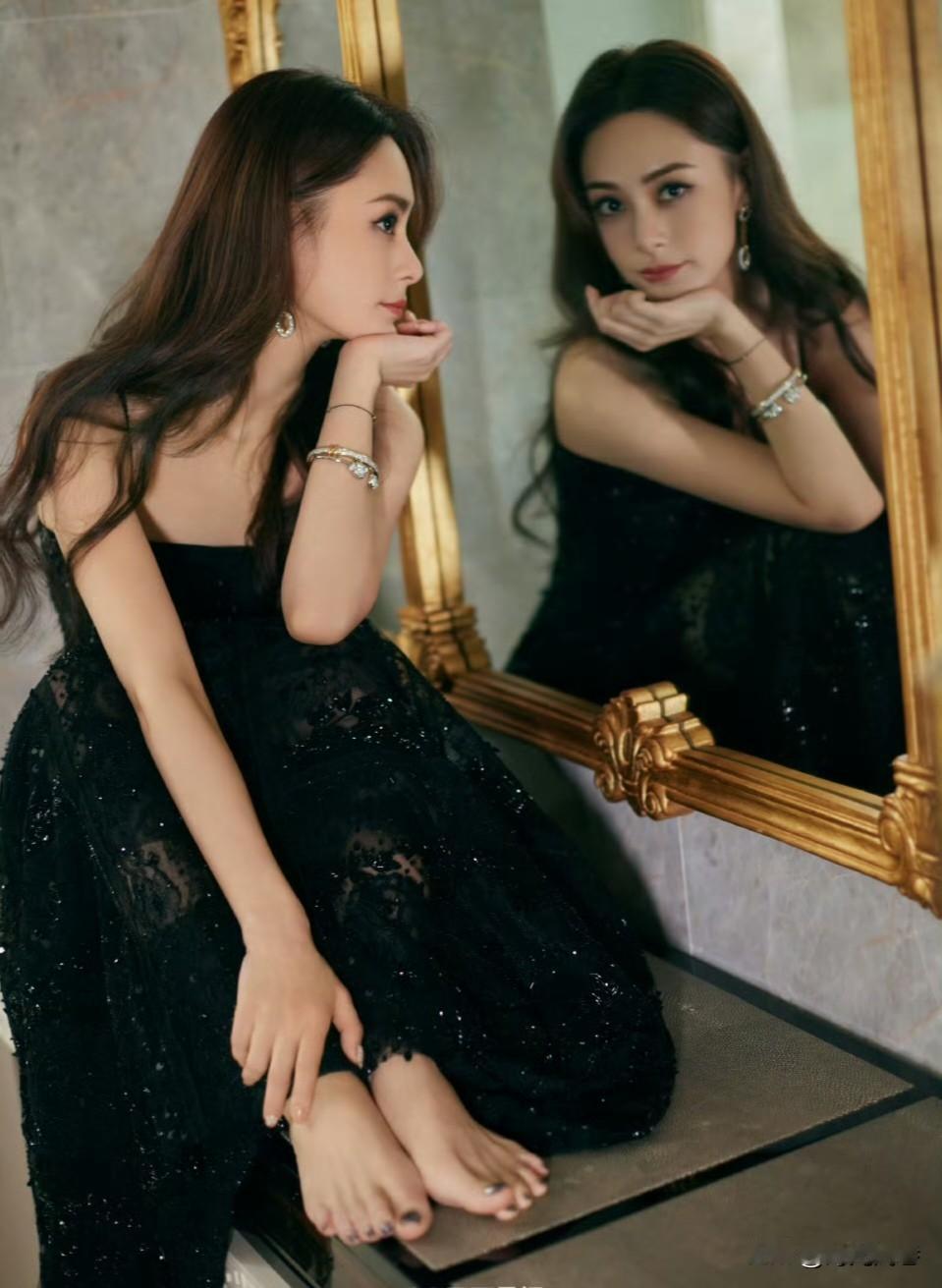 钟欣桐写真照，手托下巴安静的样子淑女范十足。她和蔡卓妍的歌唱组合带给无数80后9