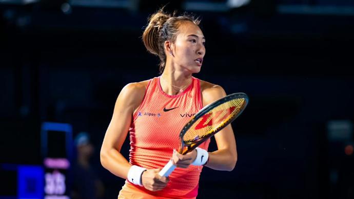 WTA500东京站女单第二轮比赛中，郑钦文战胜东道主选手内岛萌夏，斩获个人东京站