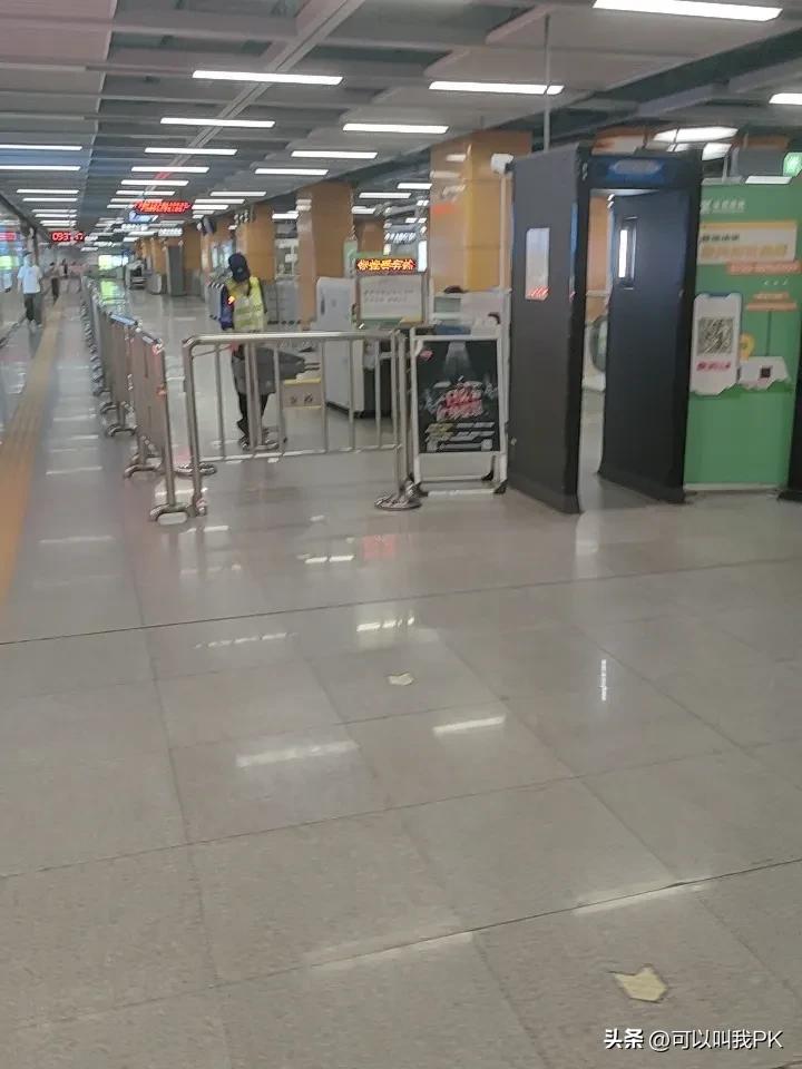 深圳地铁。超过四站以上基本上都是。3块钱左右。随便一个交通出行，可能都是六七块。