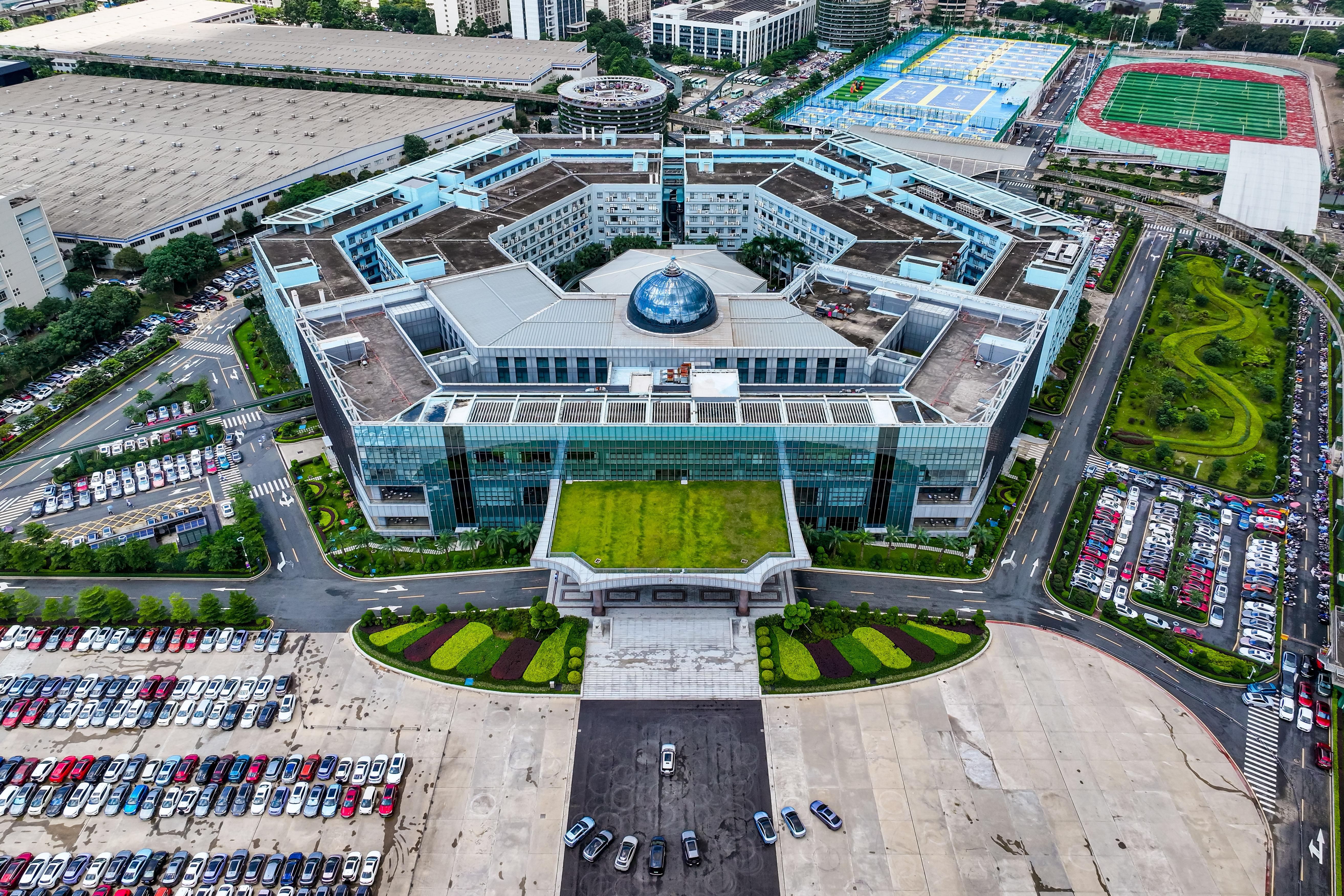 中国已经是事实上的体育强国，在足球这个领域，相信国人有着更多期许，与其临渊羡鱼，