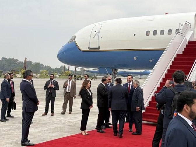 美国副总统万斯率领代表团抵达巴基斯坦，为即将启动的美伊谈判做准备。
据Axios