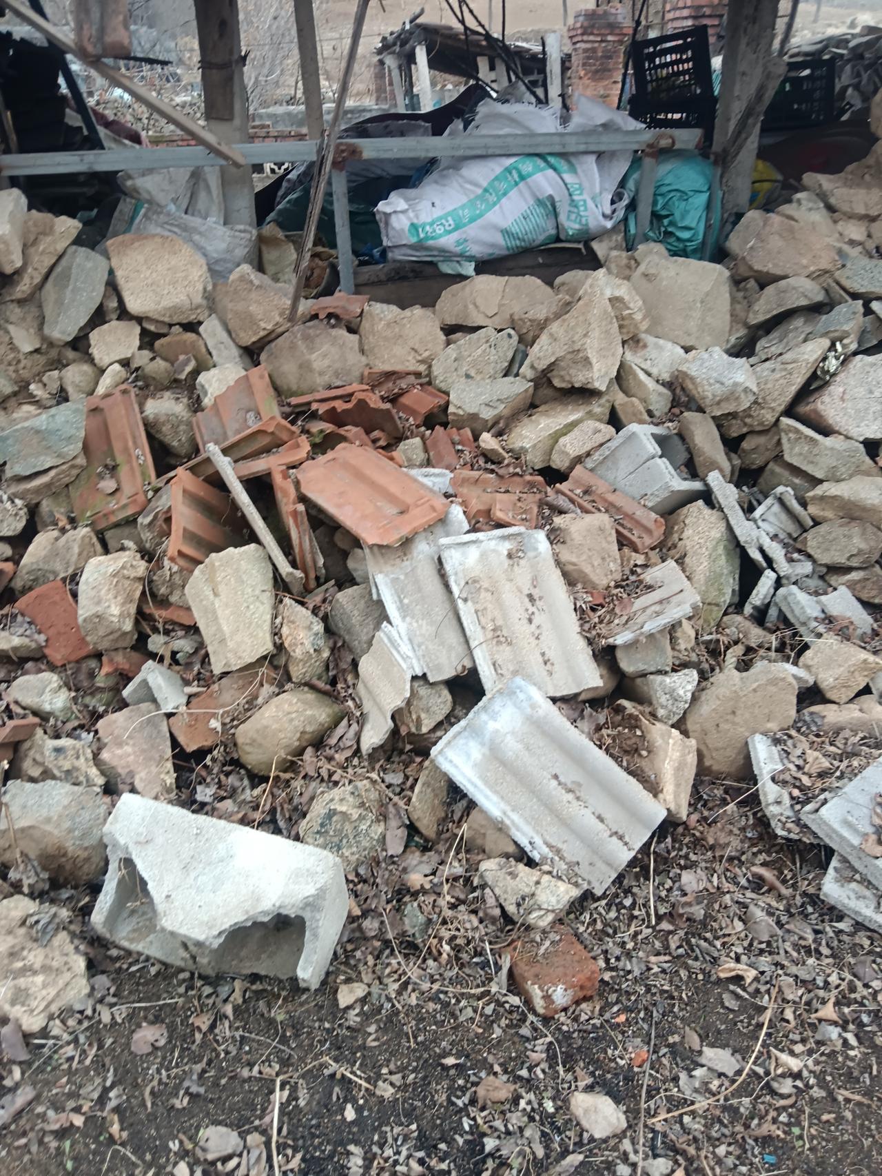 说心里话，要是我老公活着，这墙早就砌上了。别看我有时候很能干，但是有些活我自己根