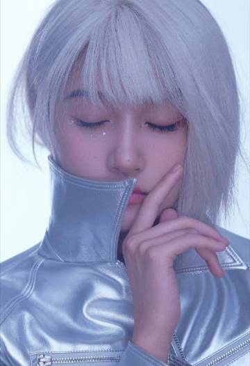 关晓彤Y3K未来感关晓彤机械姬妆2.0清透底妆搭配金属感眼妆，Y3K风格被她演绎