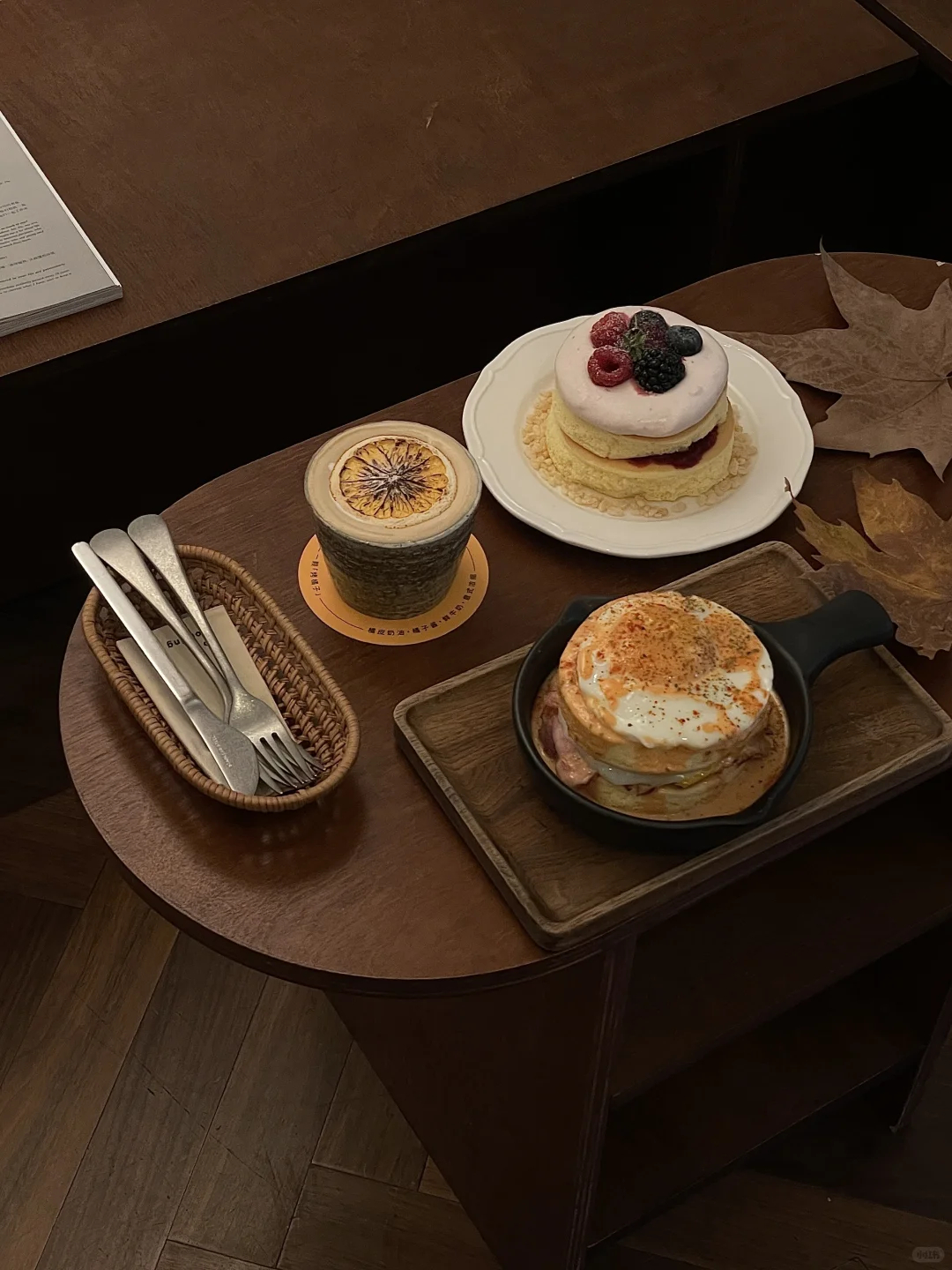 咖啡、蛋糕、慢时光✨今日份快乐，是碳水和咖啡因给的。 