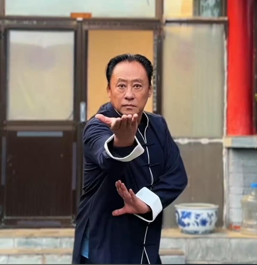 要是哪天拍个许家印为原型的电视剧，这特型演员不就有了。。。