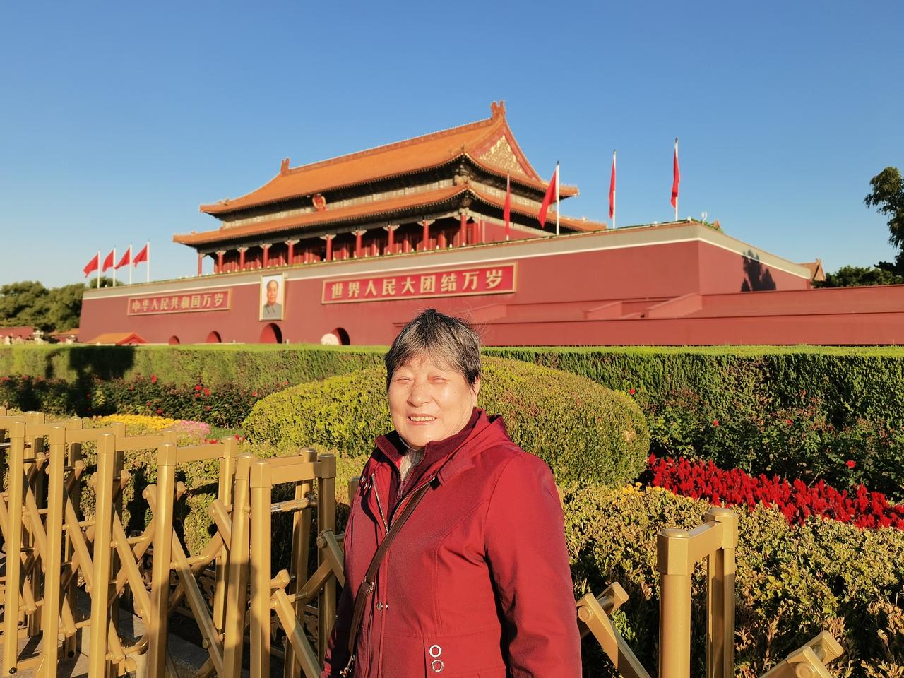 去年十月下旬，和姐姐一起带妈妈去北京旅游，爸爸因为腿疼没有去成，他叮嘱又叮嘱：“