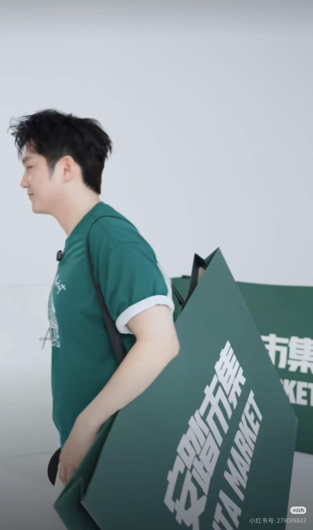踏子，买这个提袋，送这个长得像熊猫的周边吗？我目测了一下，正好可以装走[偷笑][