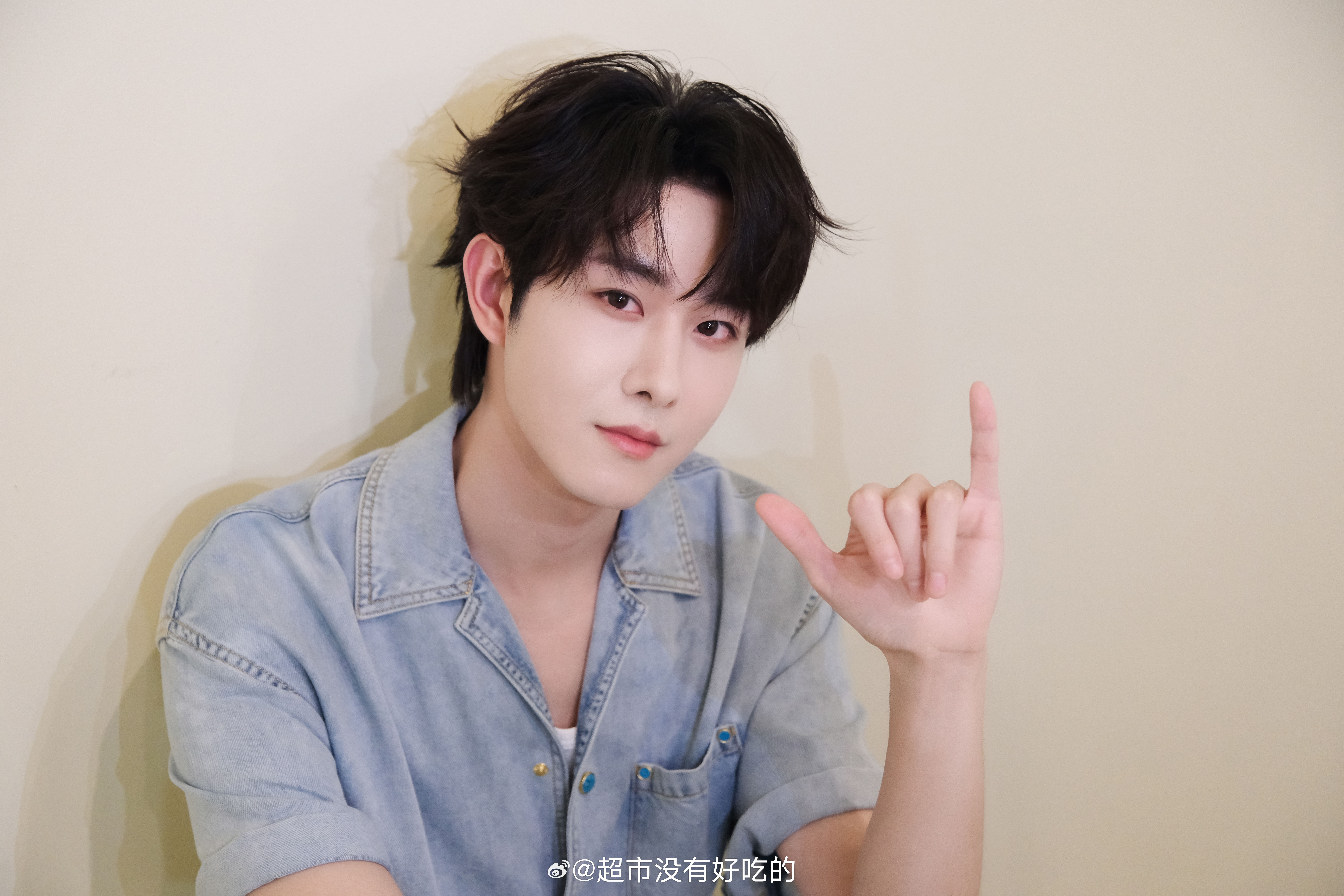 田嘉瑞工作室昨日直播营业花絮一身牛仔风look好清爽帅气大帅哥多多营业田嘉瑞田嘉