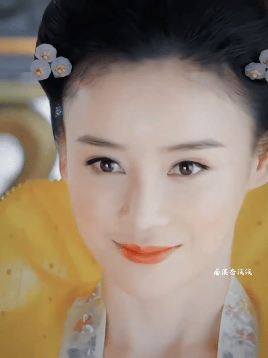 袁姗姗各种风格的古装造型切换自如，娇俏又灵动，妥妥的是内娱甜妹古装的早期宝藏！ 