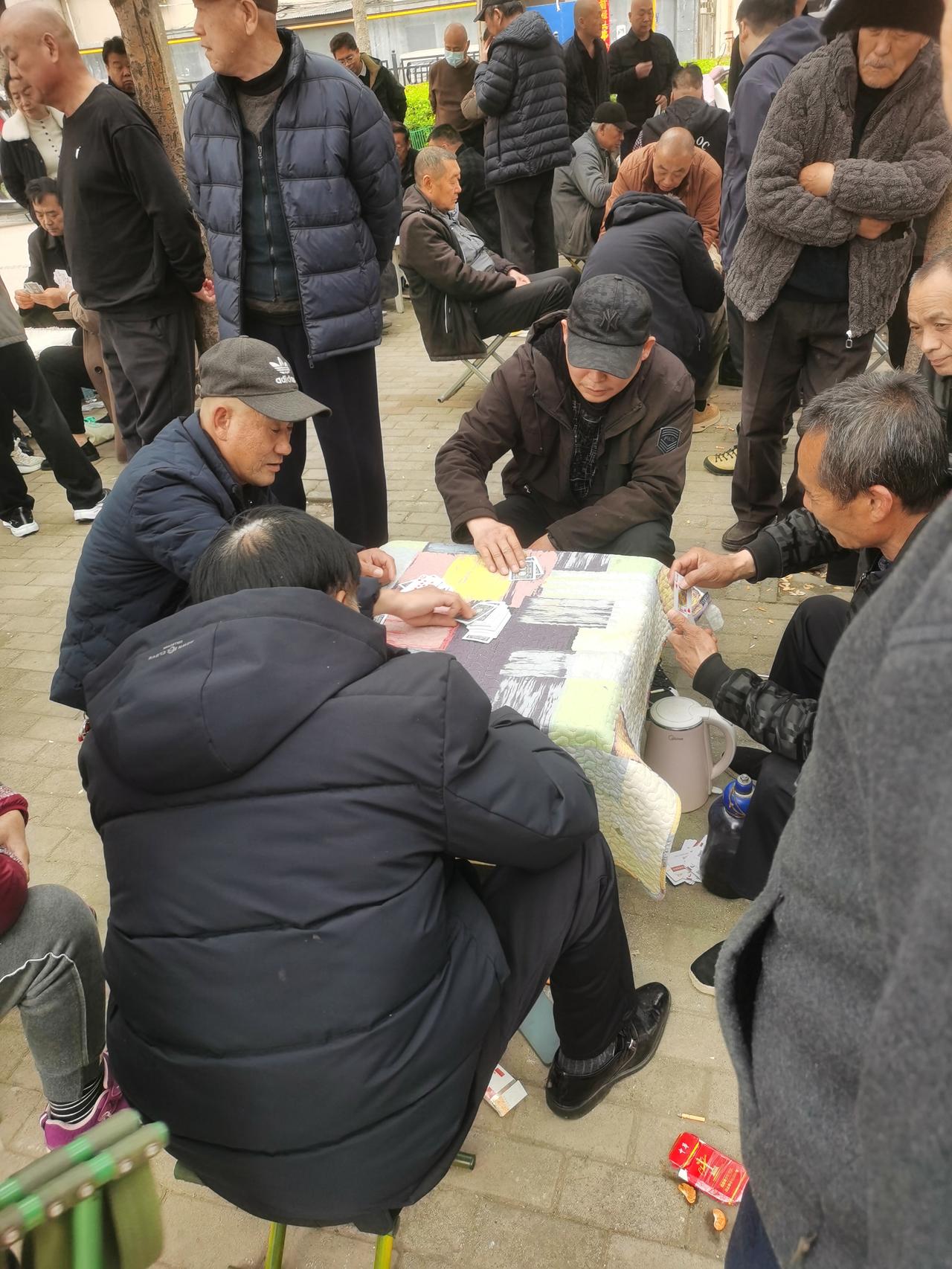 郑州中原区儿童公园，下午，好多老人聚堆打扑克，这个圈子的业务范围，不应该是早上撞