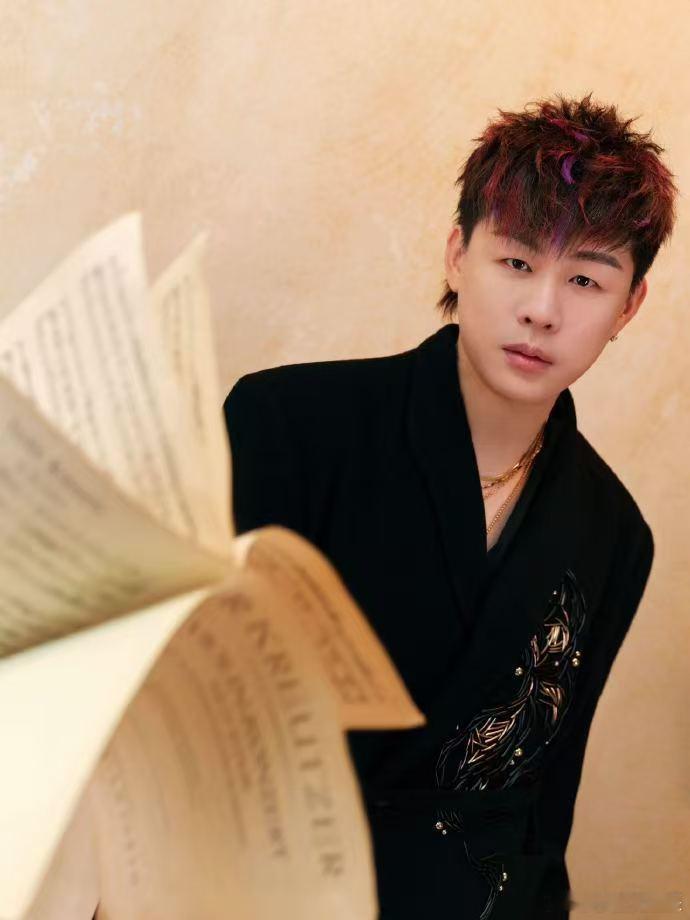 谁的DNA被胡彦斌新曲《天生火》炸动了？作为《枭起青壤》主题曲，他独有的“胡式创