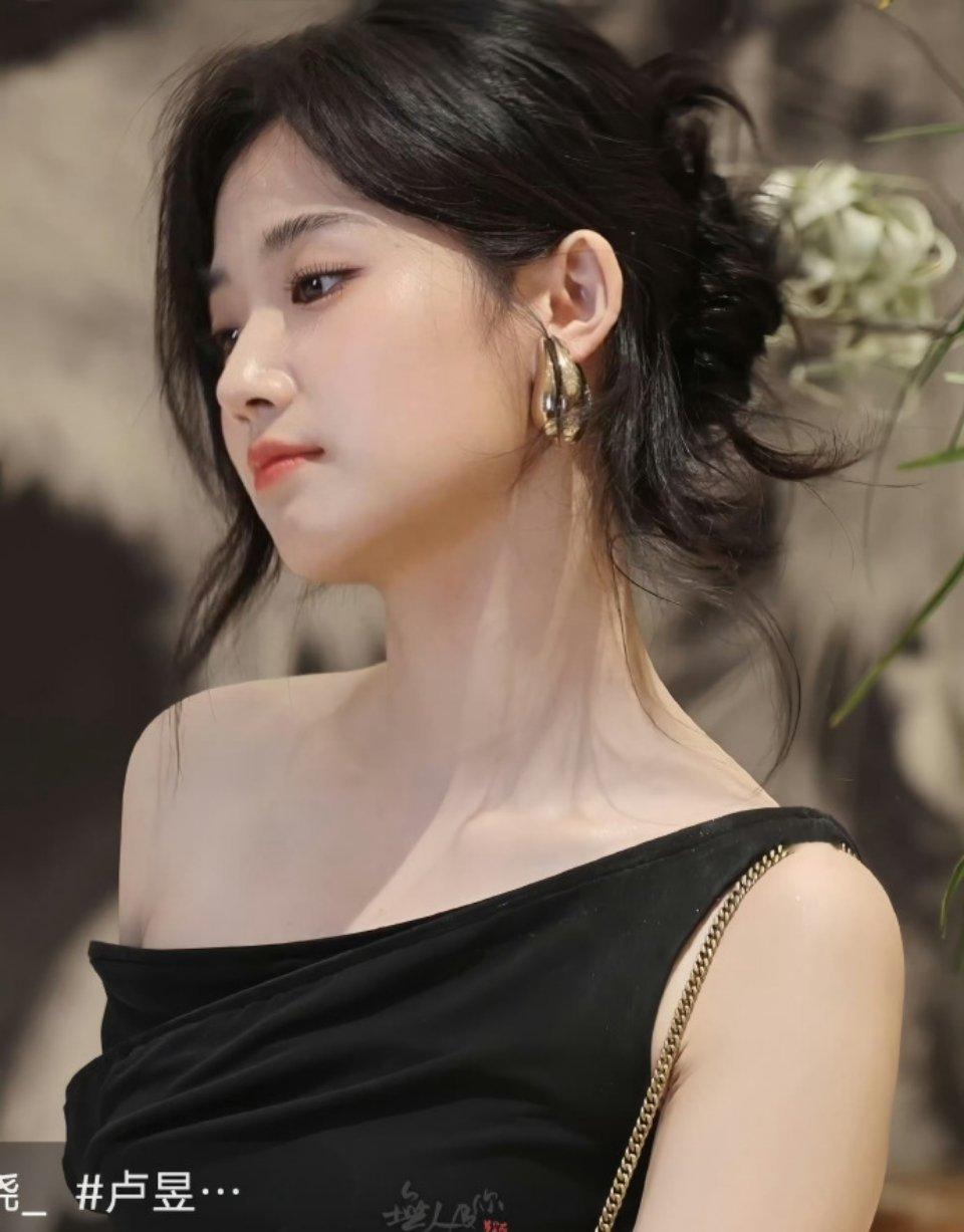 #卢昱晓单肩黑裙#卢昱晓今日线下活动路透，感觉变好看了🤔 ​​​