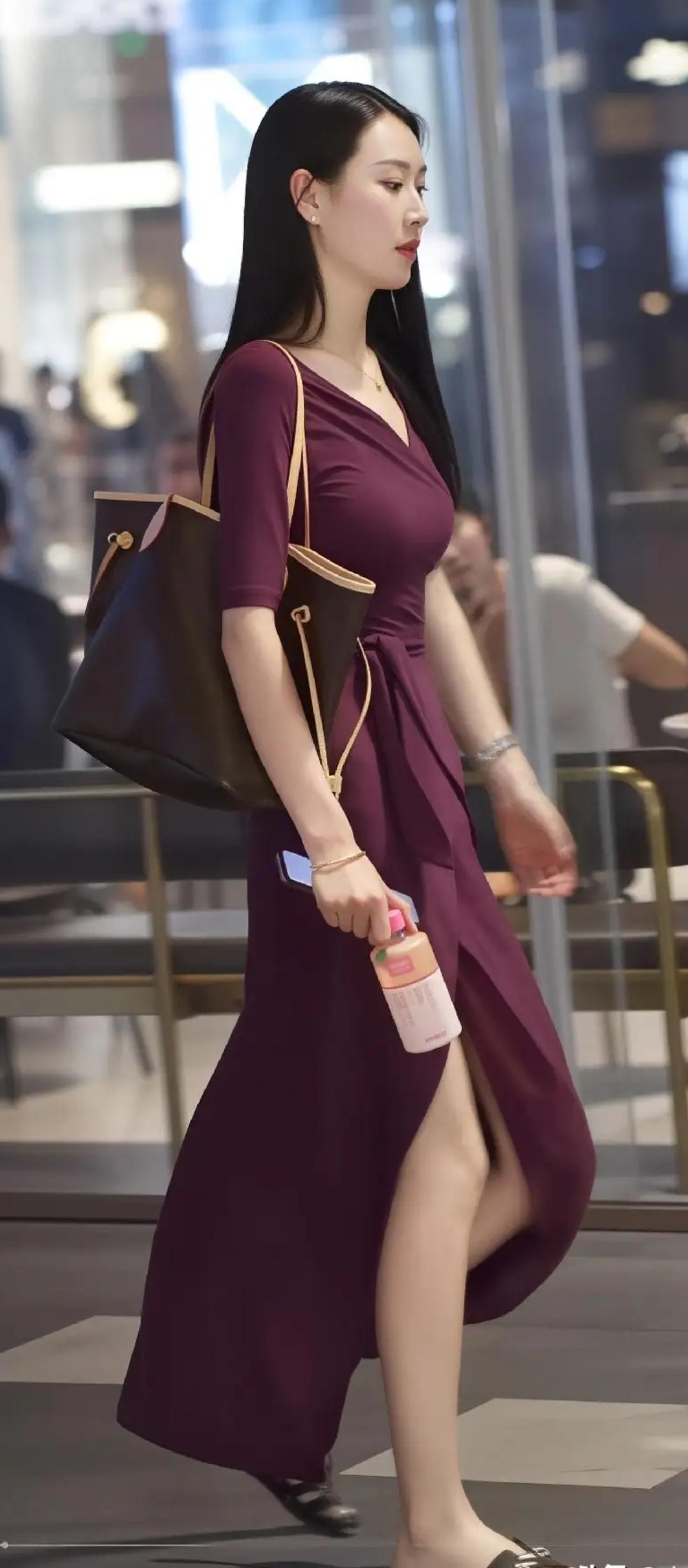 紫衣美人行，手提香囊步。