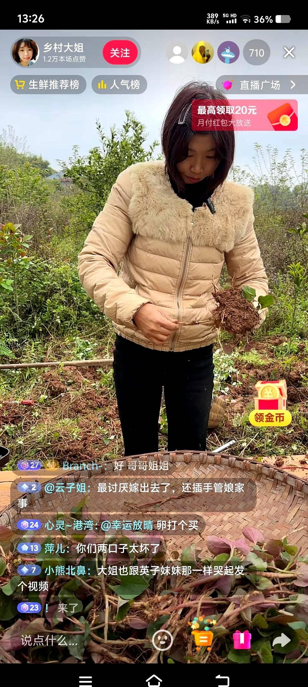 最怕的就是这种亲戚了。
嘴上说着“都是成年人，他俩自己的事，不关我事”。
可那嘴