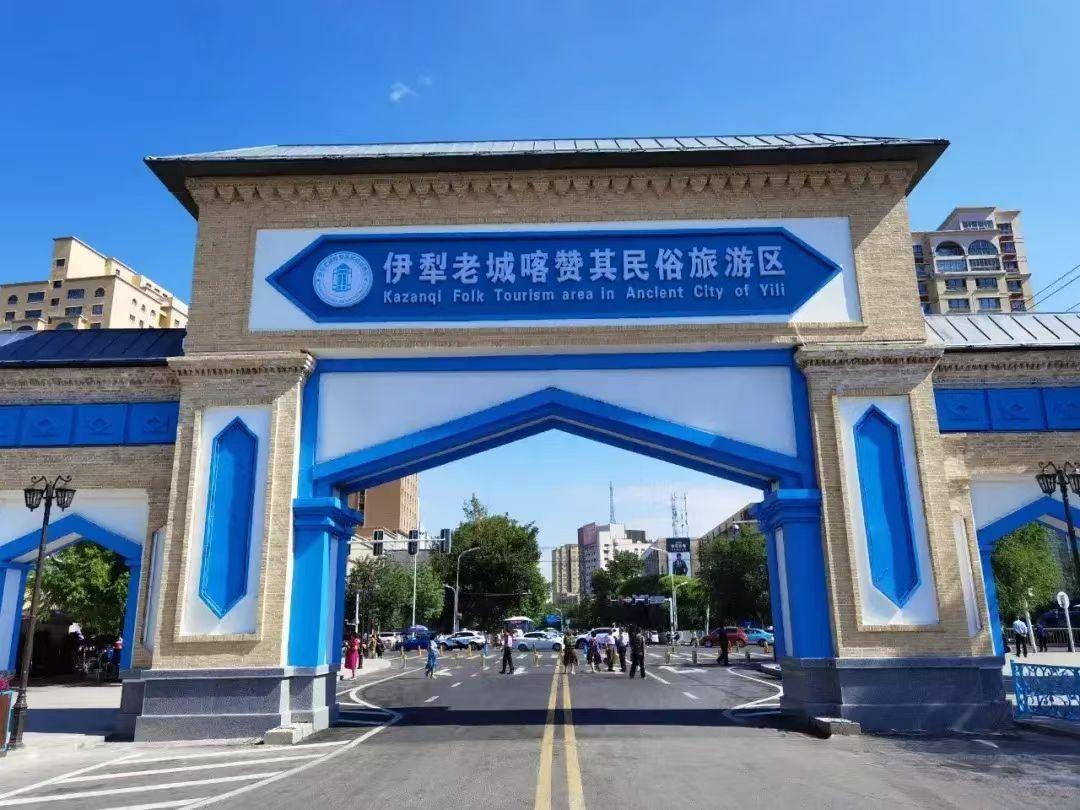 伊利老城区：百年民居，蓝门彩窗，木雕廊檐，葡萄架下的庭院，保留着最原生的维吾尔族