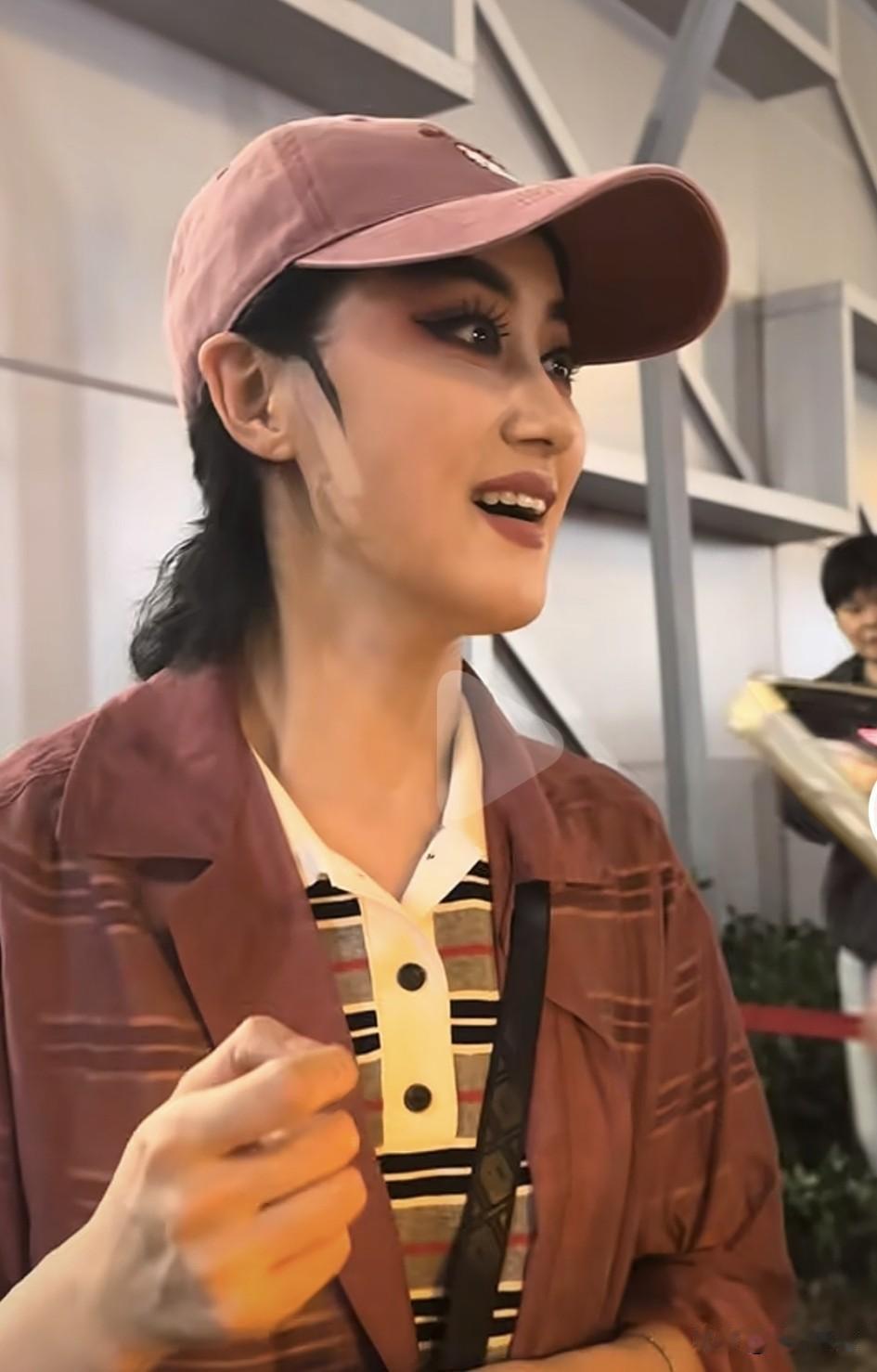 越剧演员张宇峰面对一众来支持捧场的粉丝，毫无名角的架子。有粉丝要求与她一起拍大合