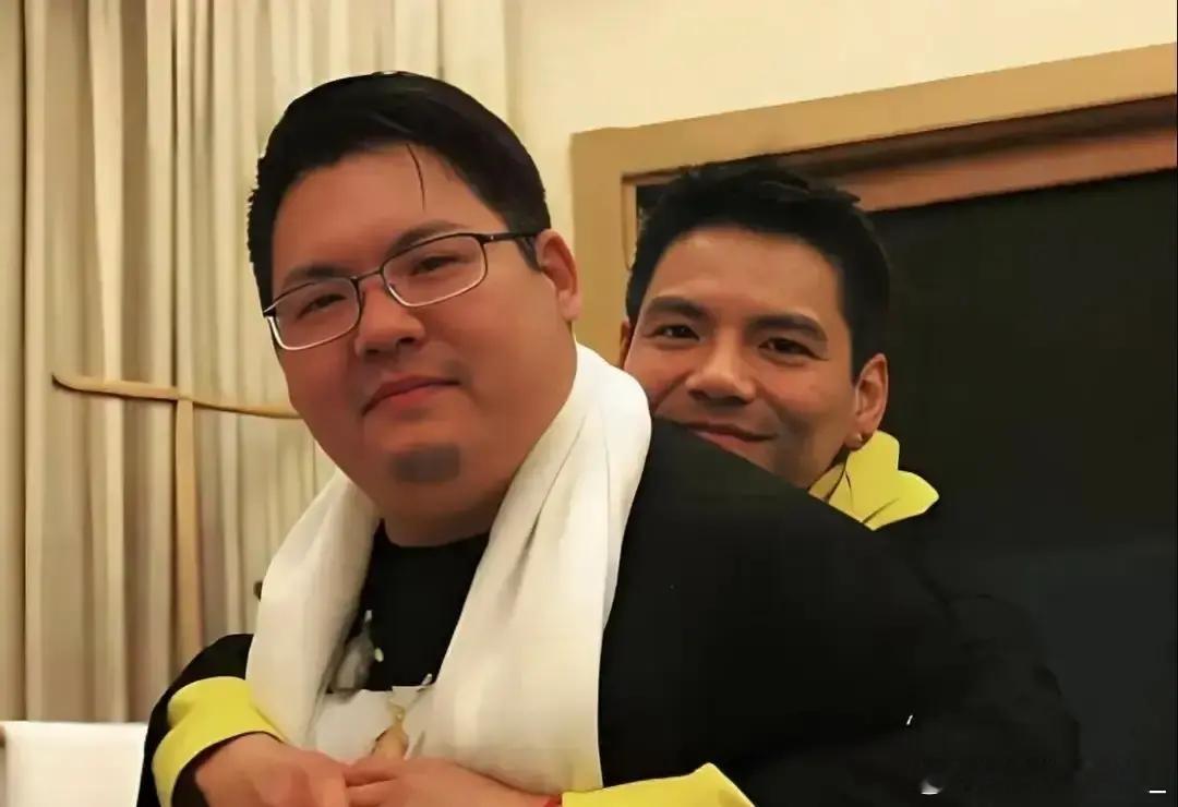 娱乐圈我最看不懂的人 大概就是向佐这个人 他身上一直拧着两股劲：一股是豪门家庭里
