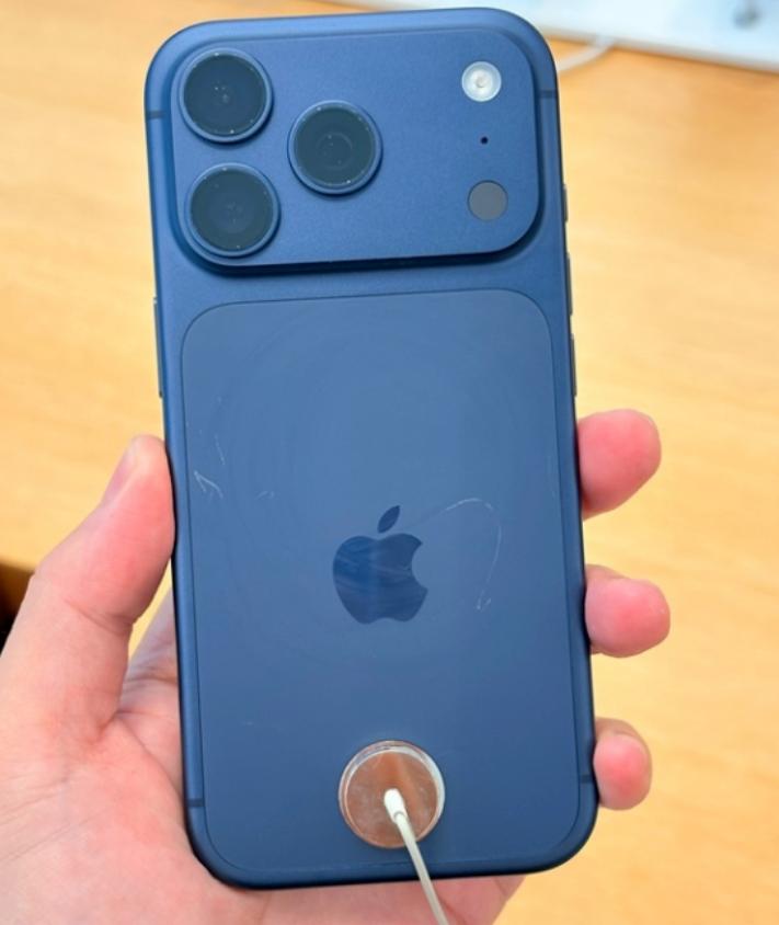 iPhone 17首批用户疯狂吐槽，苹果客服回应来了！9月27日消息，随着iPh