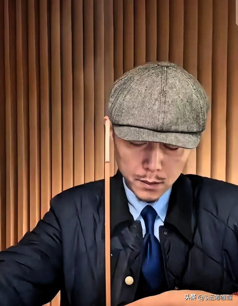 我刚去了大冰的直播间，弹幕都在说张雪峰老师去世了，没多久大冰就接到消息，大冰回复