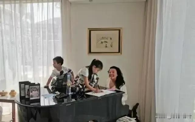 大S对孩子的教育是有问题的，张兰汪小菲对孩子的教育也没好到哪里去。张兰还笑，难道