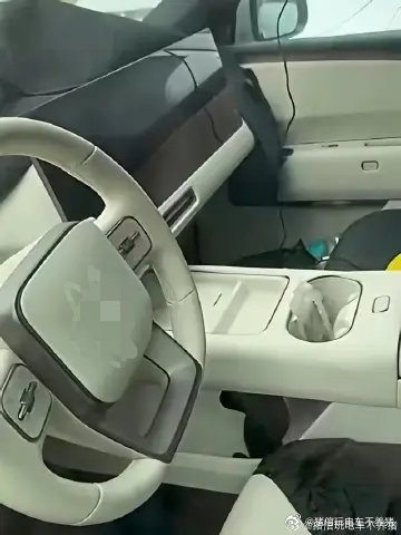 图一是当初乐道L90的内饰谍照，图二嘛，我也不知道是啥车哪个看着精致些？哪个看着