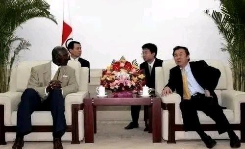 乔丹为什么是篮球之神，而詹姆斯只是一个普通球星？看看他们的坐姿……