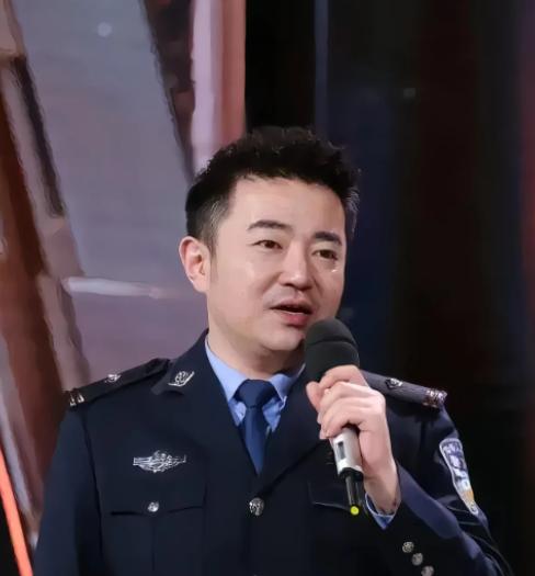 卫辰尧是任长霞的儿子，在自己17岁时母亲因公殉职，后来他继承母亲的志向，报考了侦