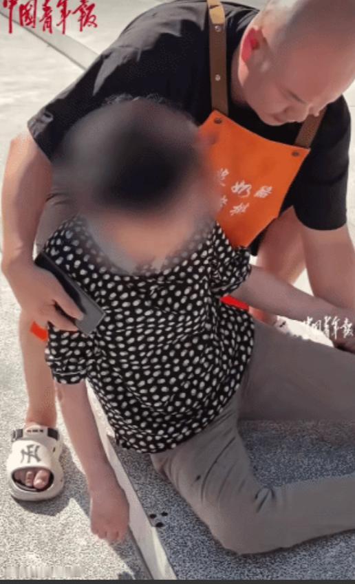 看哭了！四川成都，一位84老人摔倒在地，她向小伙求助说: “我不赖你。”没想到，