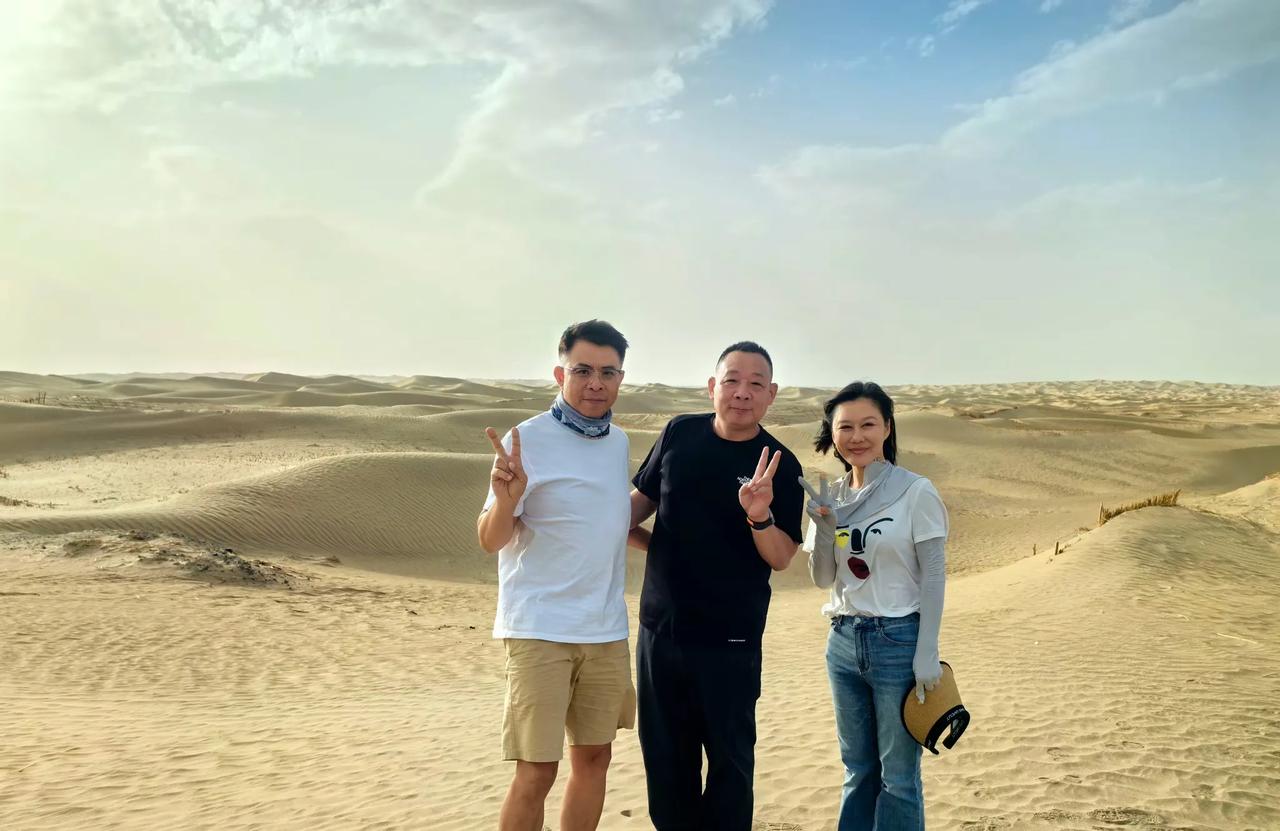 东来大哥最近在外面旅游遇到了河南老乡，直接就去烟草店里买了6700元的烟和酒水等
