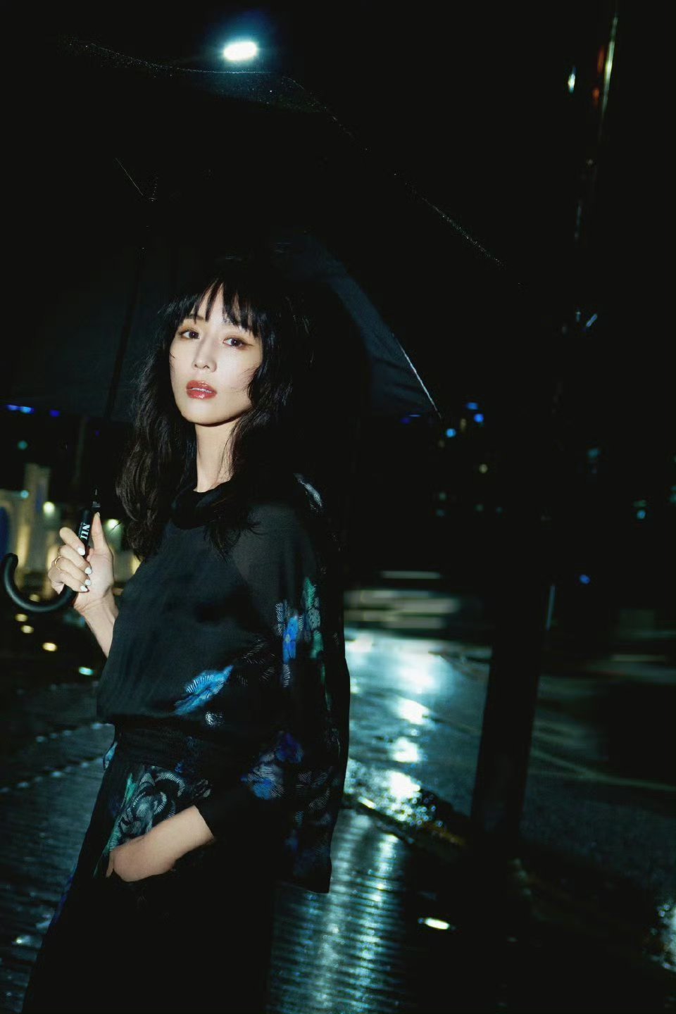 #张钧甯黑裙撑伞# 张钧甯雨夜漫步的氛围真的好浪漫 ，黑裙撑伞A到我了，瞬间就已