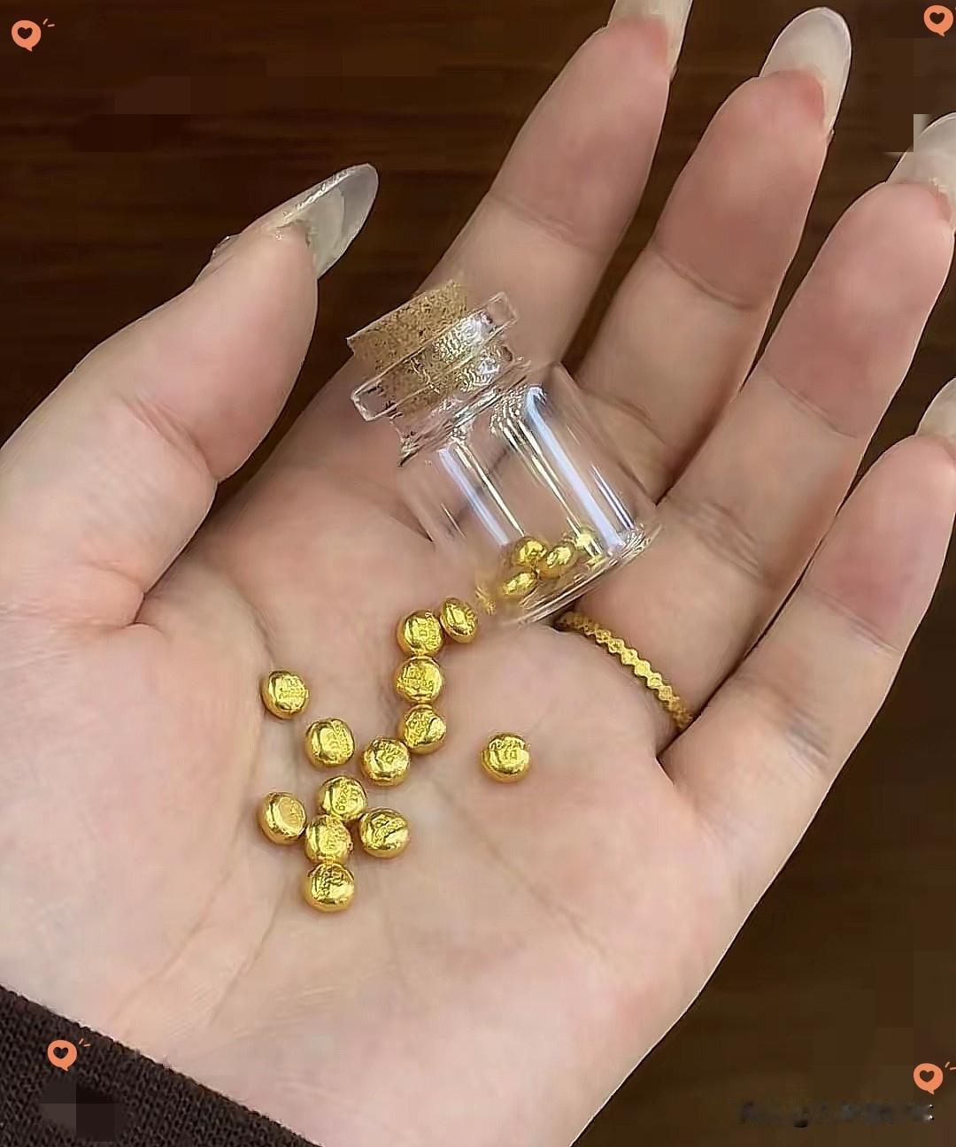 金价终于等到回调了！
这个月发工资，我去金店把那颗攒了一个月钱的金豆拿下，加上前