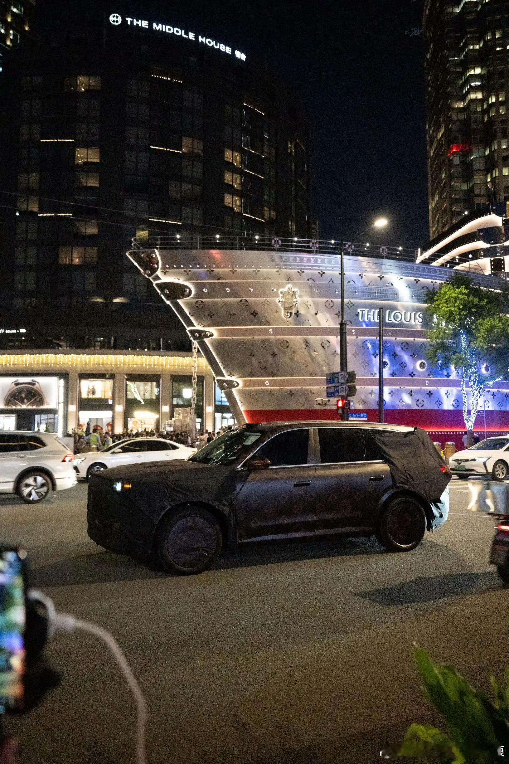 谁家伪装车，贴成类似LV纹理用洋品牌给自己增加高端形象吗LV巨轮前惊现老花伪装车