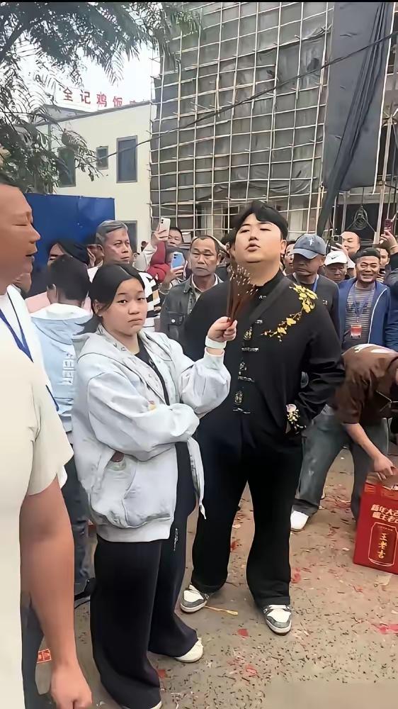 几百个湛江汉子齐刷刷让开大路，全红婵大步上前，把头炷香重重插进香炉。迈合村几百年