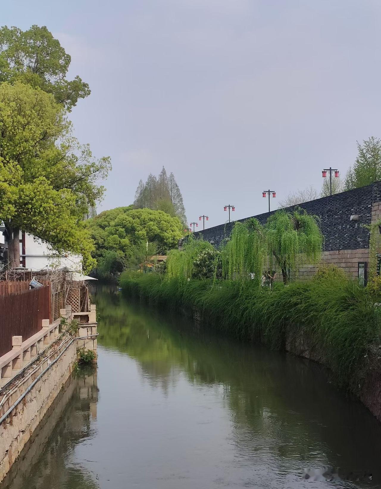 《春晓曲~风流债》

春风喜欠风流债，总作情深似海。

百花泪雨汇成河，恻隐动而