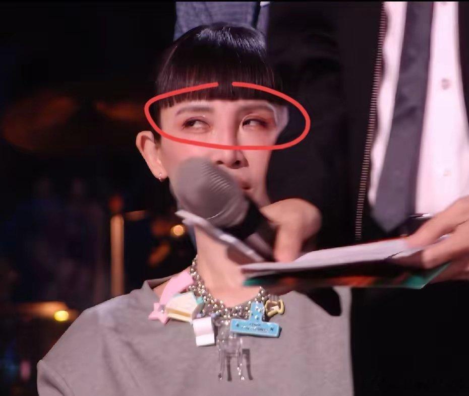 这一幕真的演都不演了，魏如萱，我真的心疼你！真在演我本人了，魏如萱在歌手舞台上做