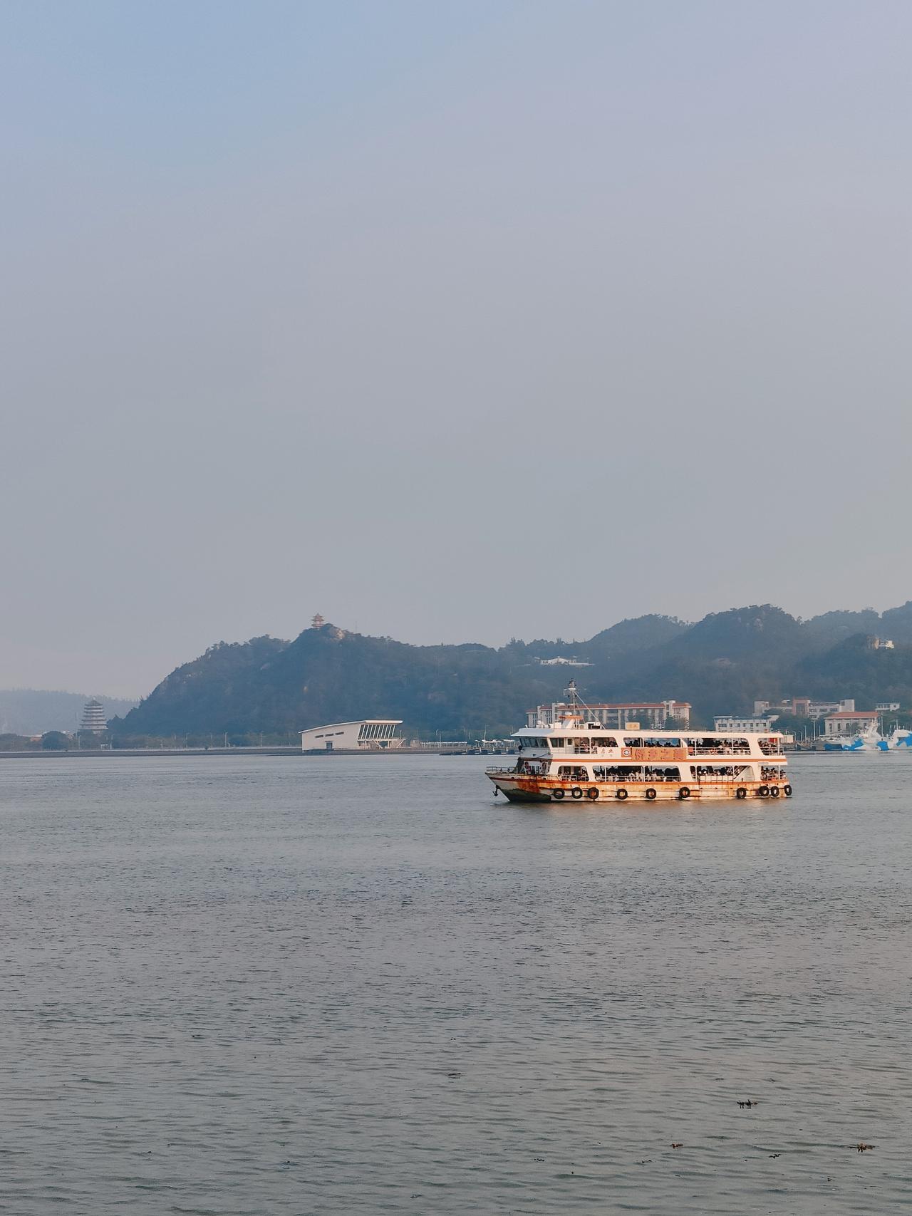 横渡内海湾，汕头必打卡！
汕头广场轮渡真的值得一试，花10块钱买票，上船不用下船