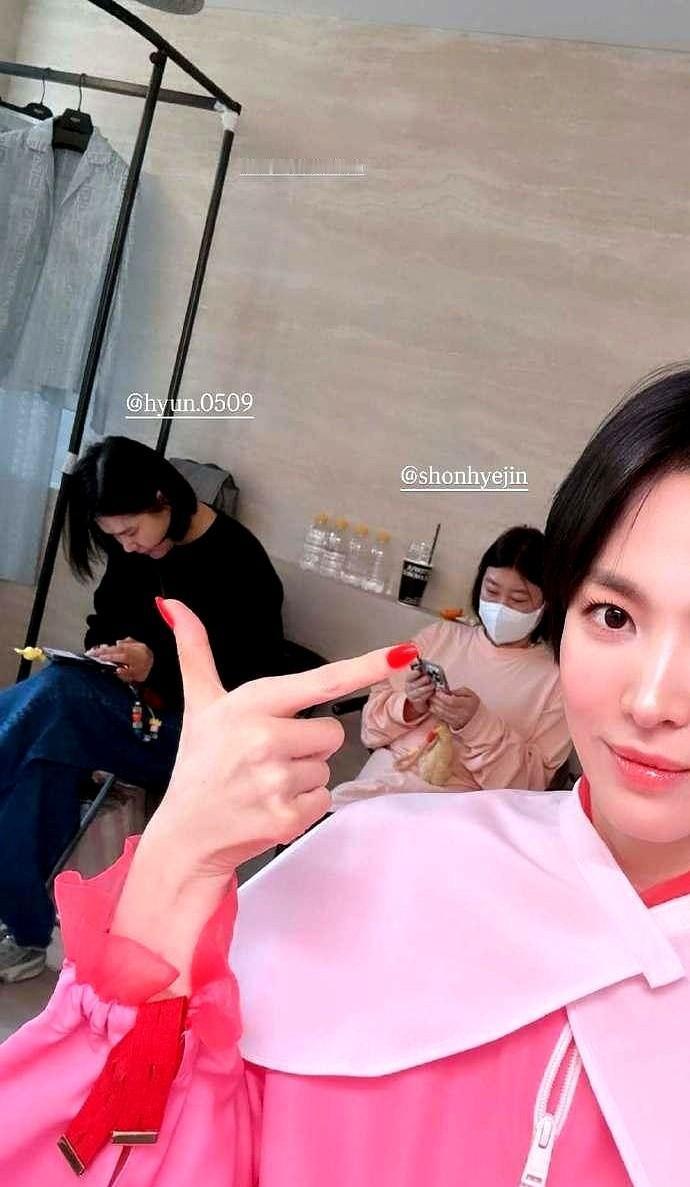 42岁穿粉色水蜜桃拍大片？
时尚圈正在发生一场“叛变”。
不是品牌突发善心，是钱