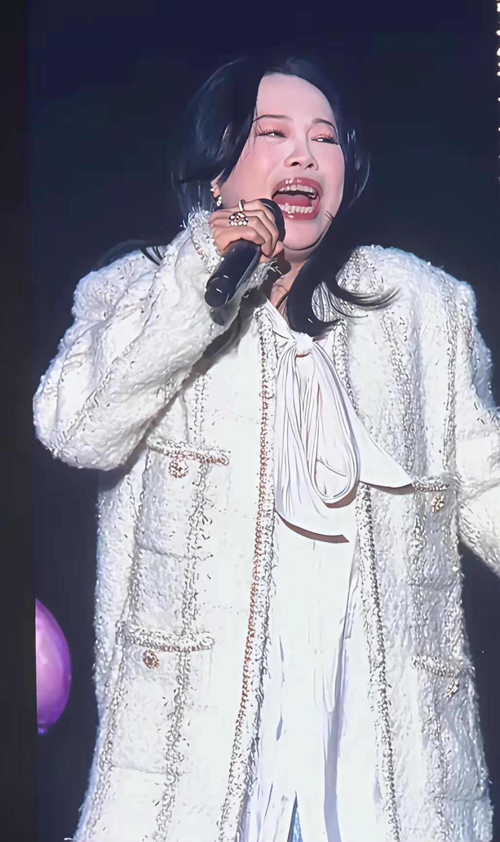 谁说中年女人还是胖点好？看黄绮珊就知道了。
2023年她曾通过减肥，把体重减至9