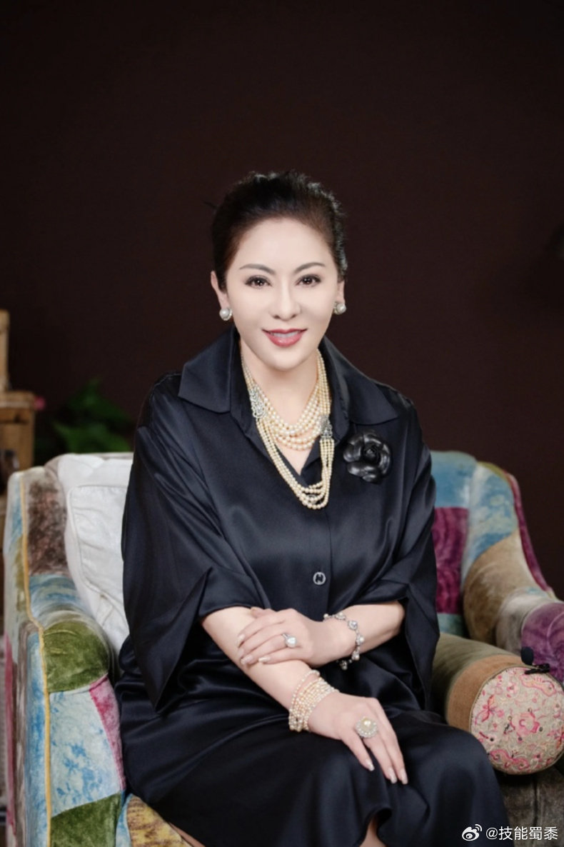 向太说梁朝伟是假社恐谋生处处要社交，一味封闭自己，只会在快速发展的时代慢慢掉队。