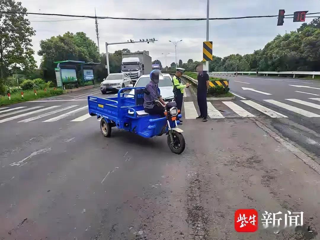 “这次大爷栽了！”大爷骑三轮车剐蹭宝马，却当着众人的面振振有词地强词夺理，说是宝