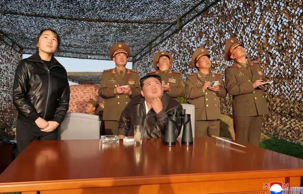金正恩于4月19日视察了升级版短程弹道导弹的试射，以评估携带集束炸弹和碎片地雷的