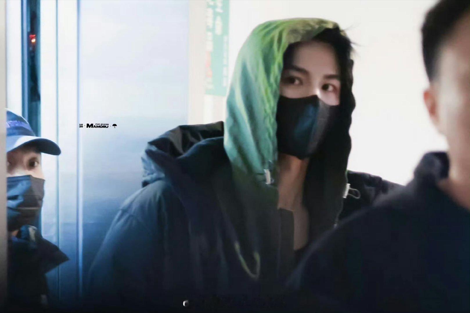 张凌赫谢征定妆   张凌赫《逐玉》定妆下班路透🈶 连帽卫衣口罩也挡不住的帅气啊