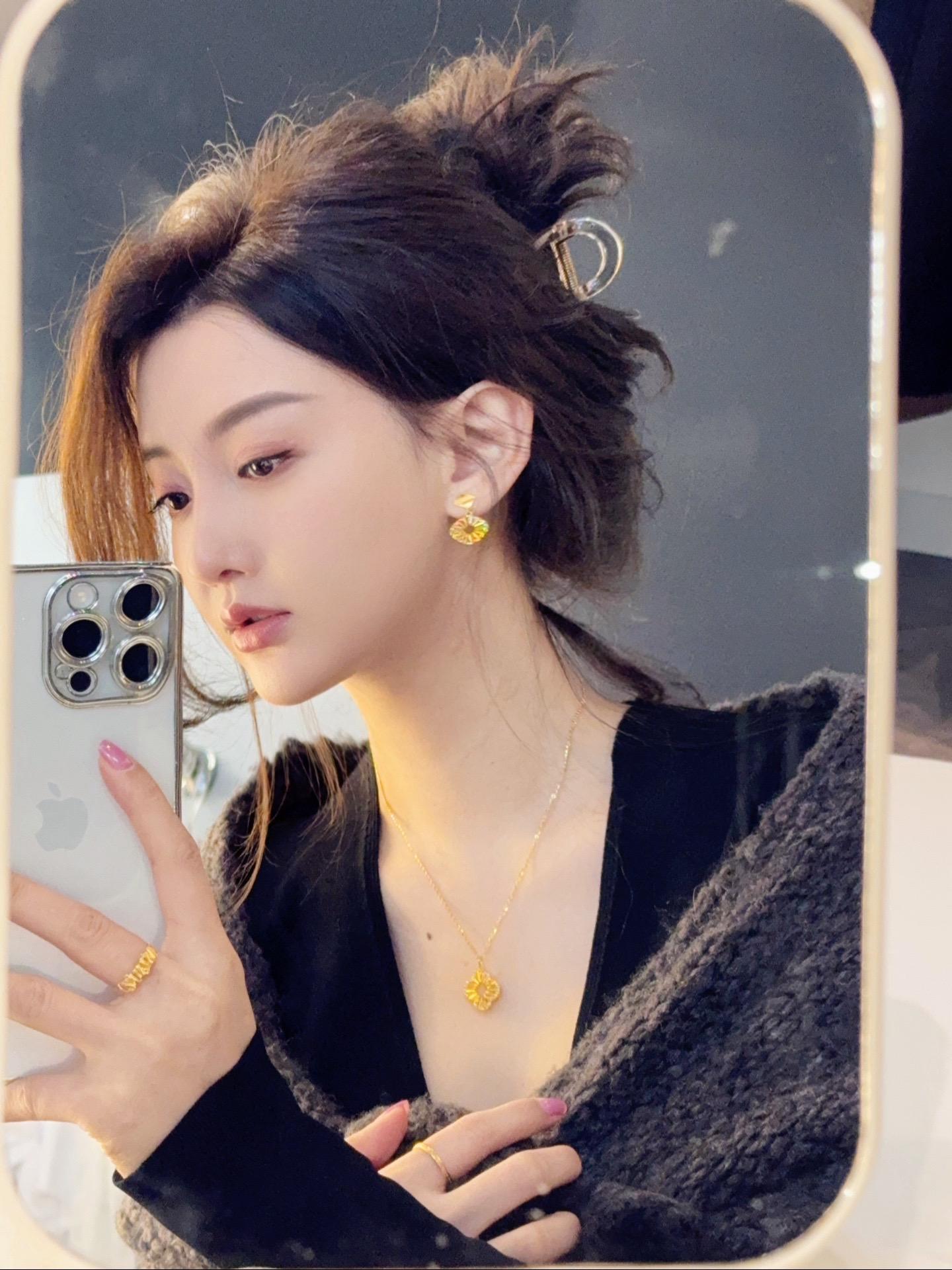 我想象中长大的样子 长头发 大波浪 吊带裙 高跟鞋 自信从容 有谈吐 ...