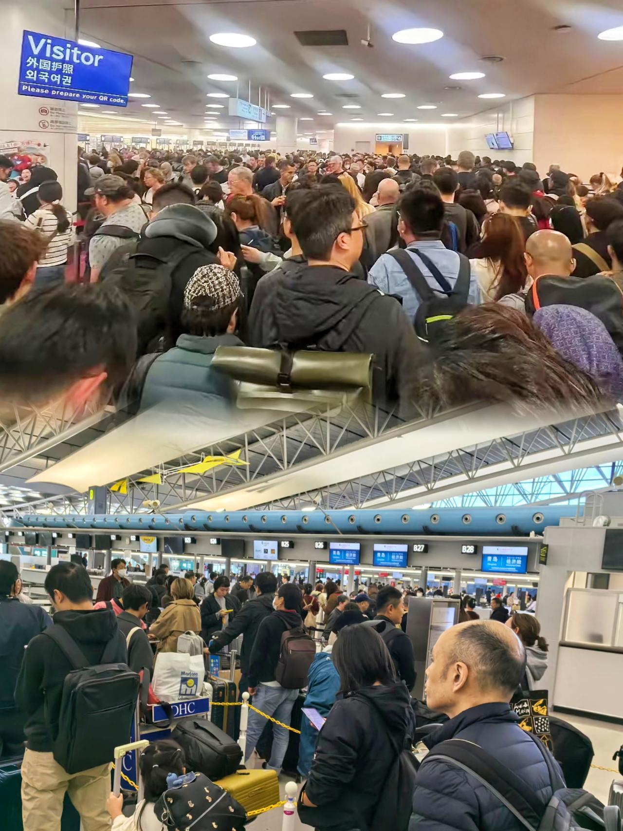 最近有很多网友晒了关于日本关西机场的现状，好多中国游客挤着回国，人多的跟春运似的