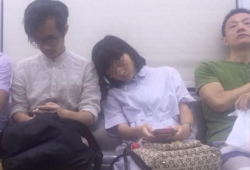 身边A女的事儿真让我开了眼。她长相普通，真不知咋嫁出去的，儿子六岁时丈夫车祸去世