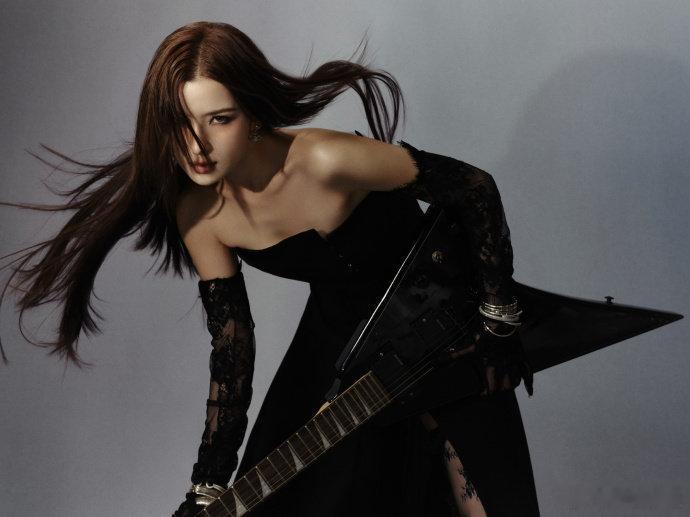 哈妮克孜 内娱红毯不撞款 哈妮克孜黑色抹胸长裙搭配蕾丝手套惊艳星光大赏，小烟熏妆