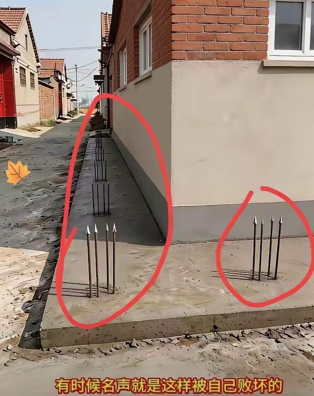 出于什么心理才会做出这样的事情？是为了不让人在边沿停车吗？
可是在路上插这种尖钢