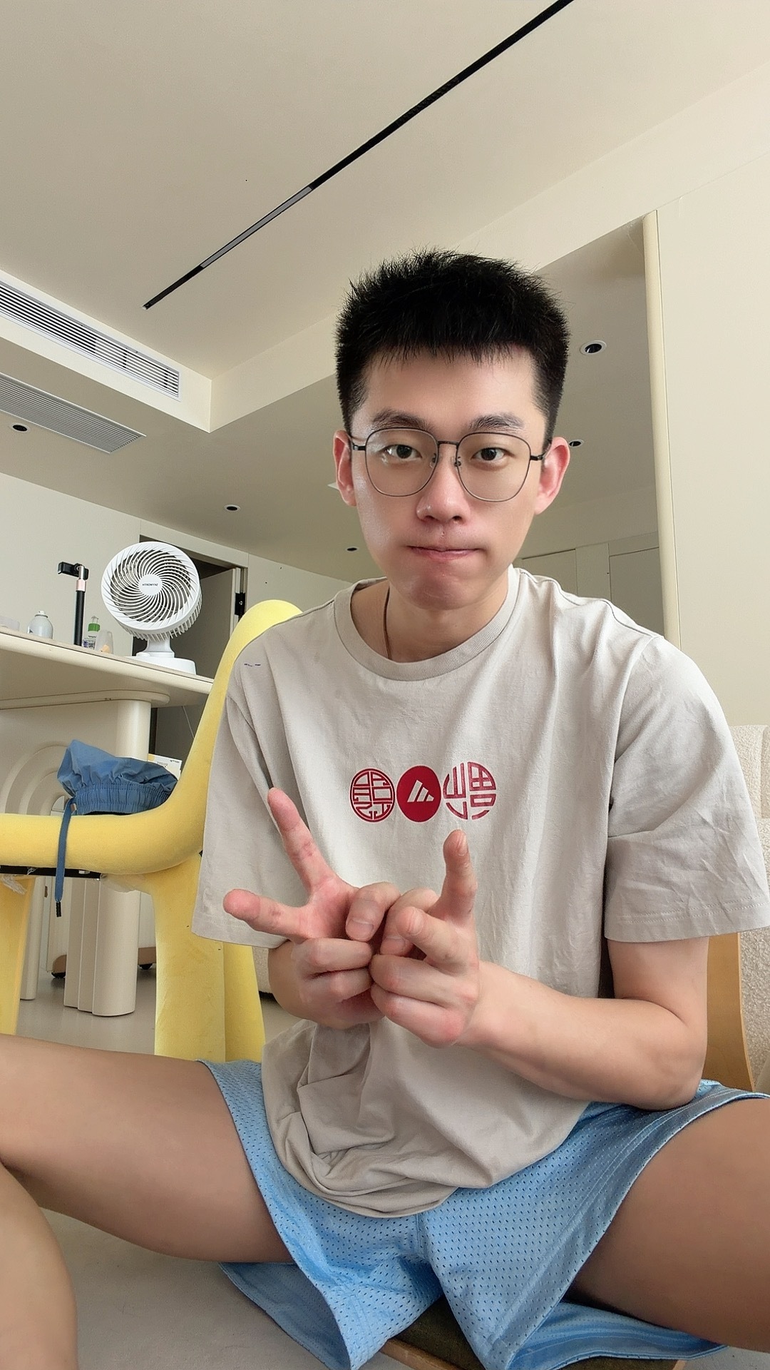 偷看 
