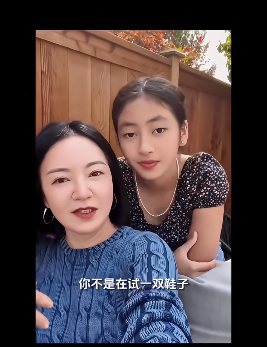 看到阿雅在这么舒服随意的陪孩子聊天，突然就想到了大s！
以大的能力和财力，她不再