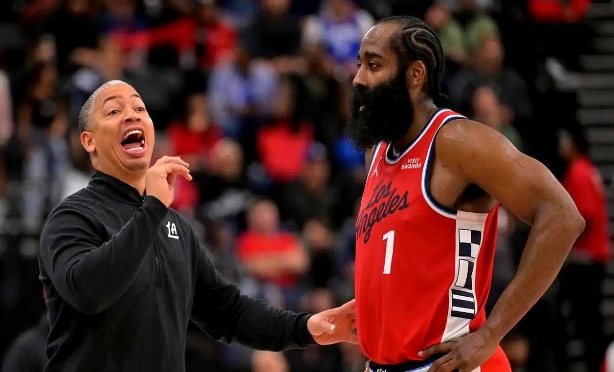 “只差8分，哈登就要把安东尼踢出前十。”

屏幕那头的快船球迷掐指一算：按登哥场